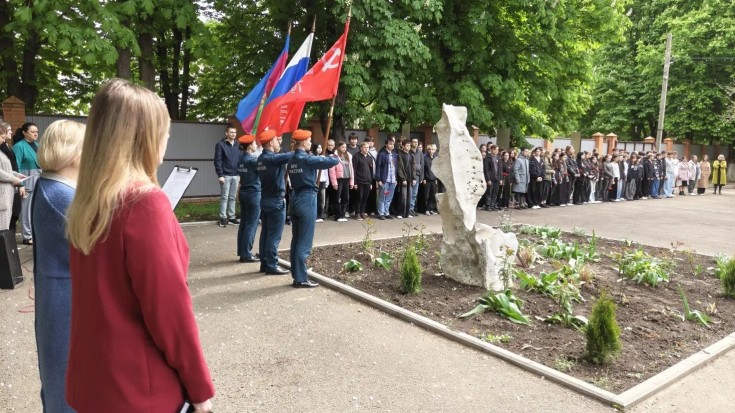 Торжественный митинг на алее памяти 1